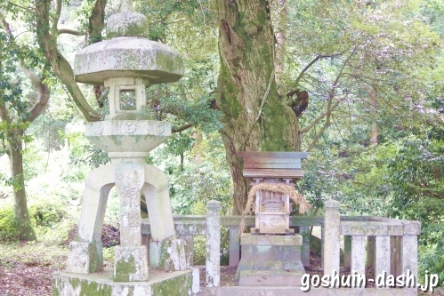 稲荷神社か(伊富岐神社)