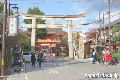 八坂神社(京都市東山区)石鳥居と人力車
