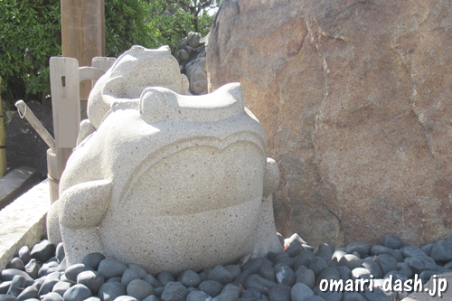 雲龍山宝蔵院(名古屋市中川区)親子カエルの石像(手水舎)