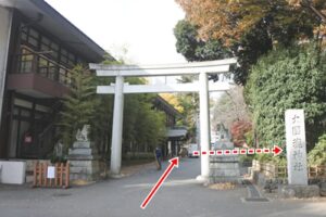 大國魂神社(東京都府中市)結婚式場駐車場入口