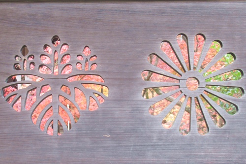虎渓山永保寺(岐阜県多治見市)の紅葉(禅堂の門の透かし彫り)