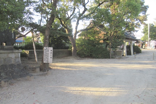 横根藤井神社(愛知県大府市)鳥居脇の駐車スペース