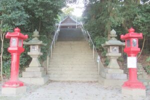 半月七社神社(愛知県大府市)赤い灯籠と石段