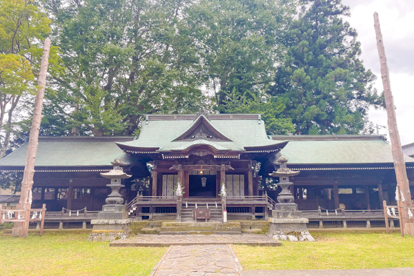 諏訪護國神社(長野県諏訪市)社殿と御柱01